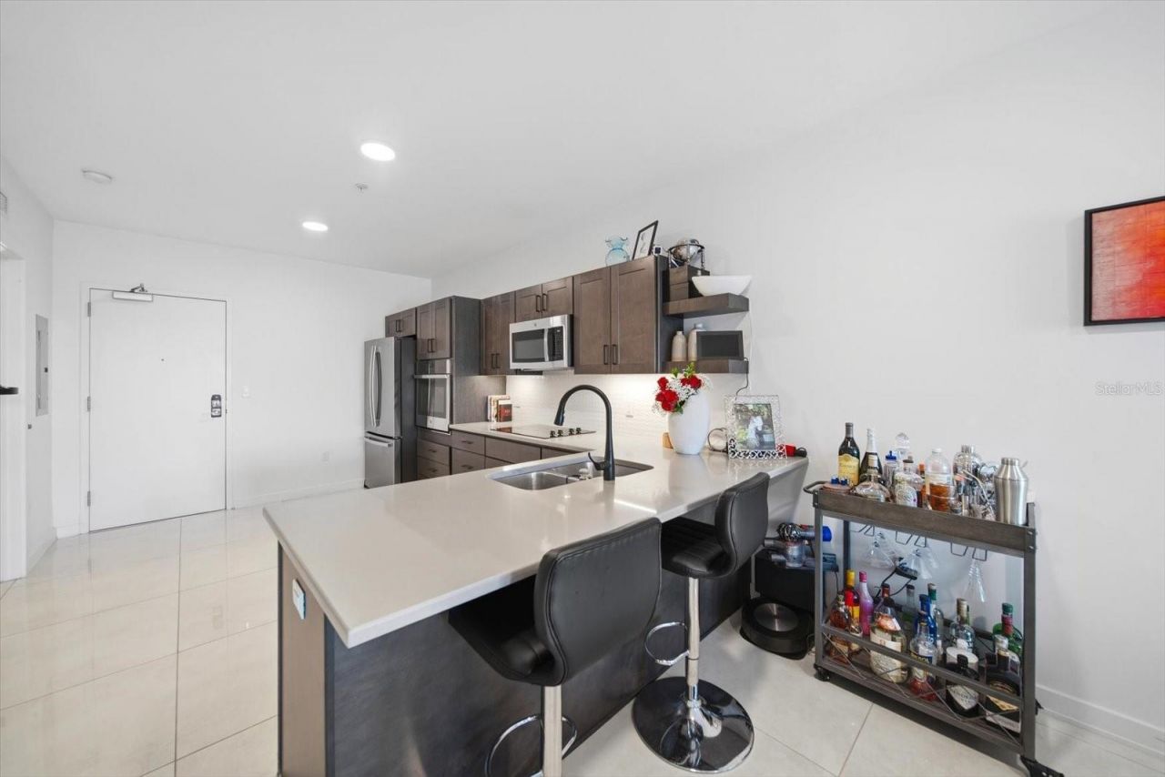 132 Mirror Lake, Unit 403, Saint Petersburg, FL 33701 Photo
