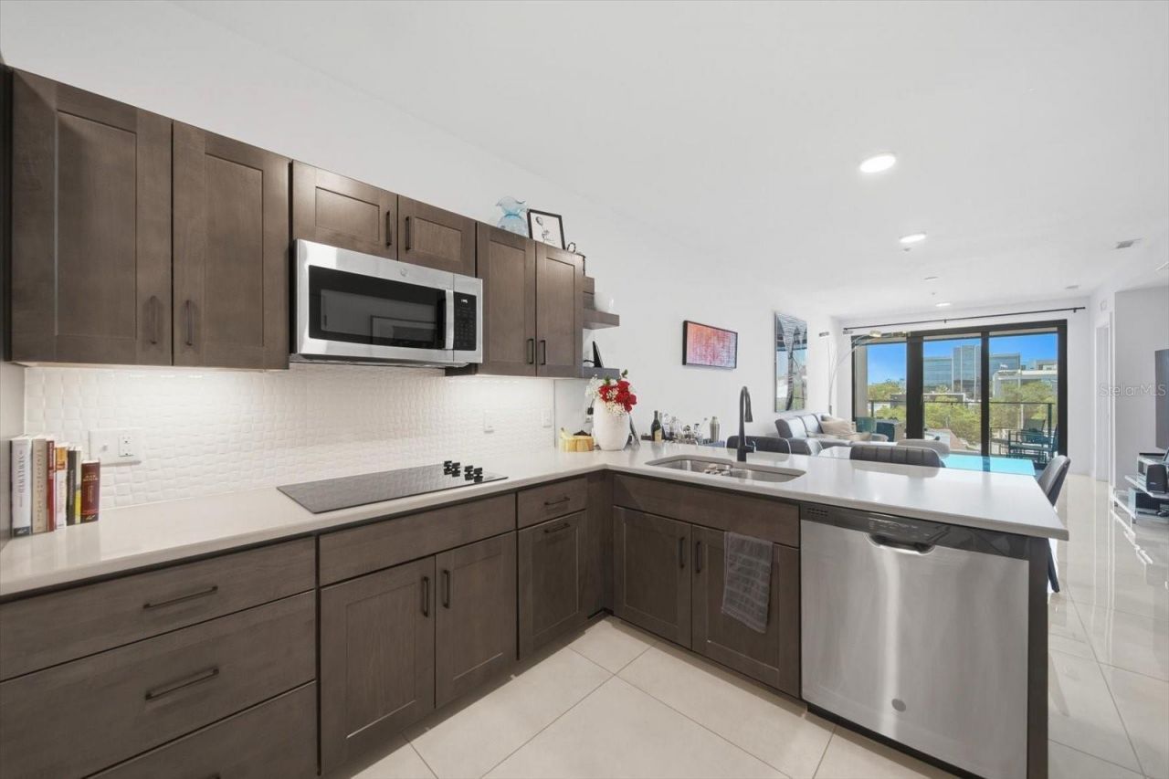 132 Mirror Lake, Unit 403, Saint Petersburg, FL 33701 Photo