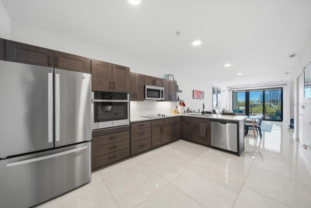 132 Mirror Lake, Unit 403, Saint Petersburg, FL 33701 Photo