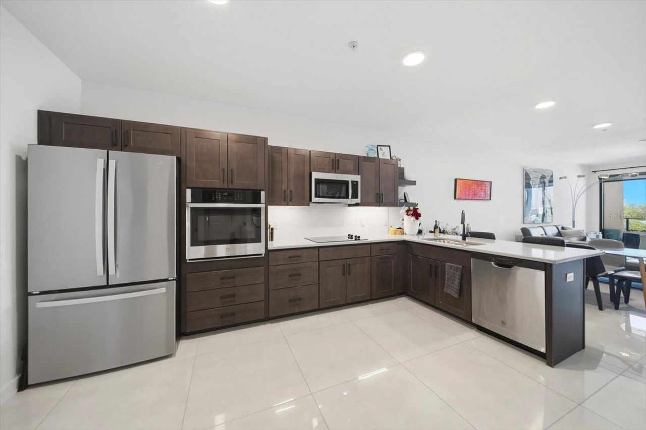 132 Mirror Lake, Unit 403, Saint Petersburg, FL 33701 Photo