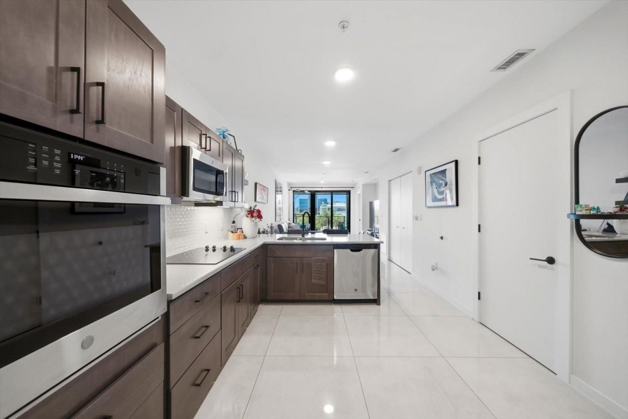 132 Mirror Lake, Unit 403, Saint Petersburg, FL 33701 Photo