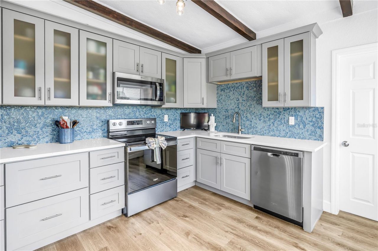 7599 Meadowlawn Drive N, Saint Petersburg, FL 33702 Photo