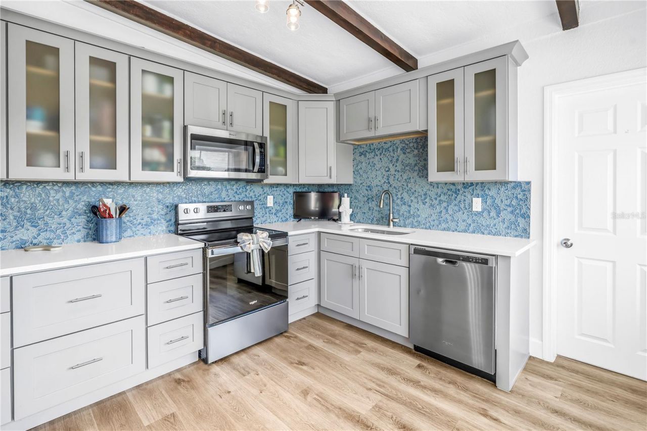 7599 Meadowlawn Drive N, Saint Petersburg, FL 33702 Photo