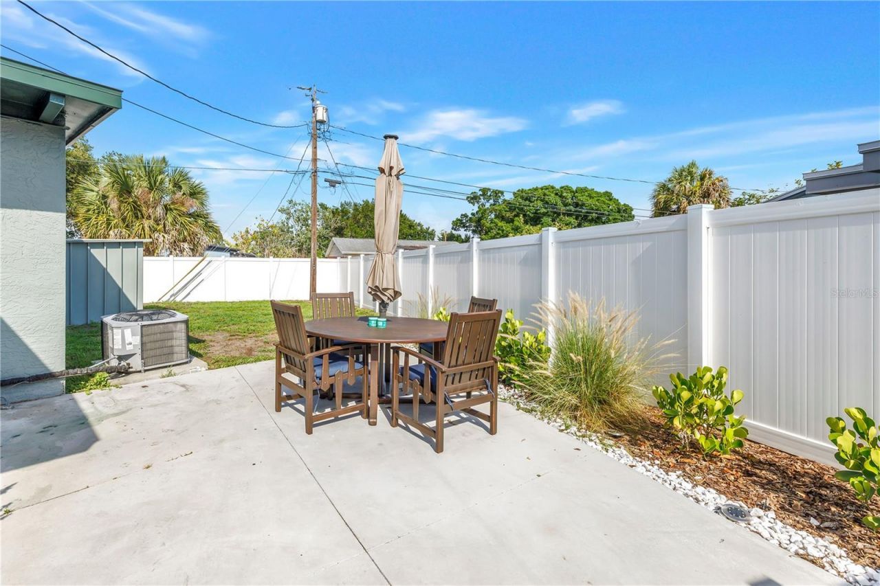 7599 Meadowlawn Drive N, Saint Petersburg, FL 33702 Photo