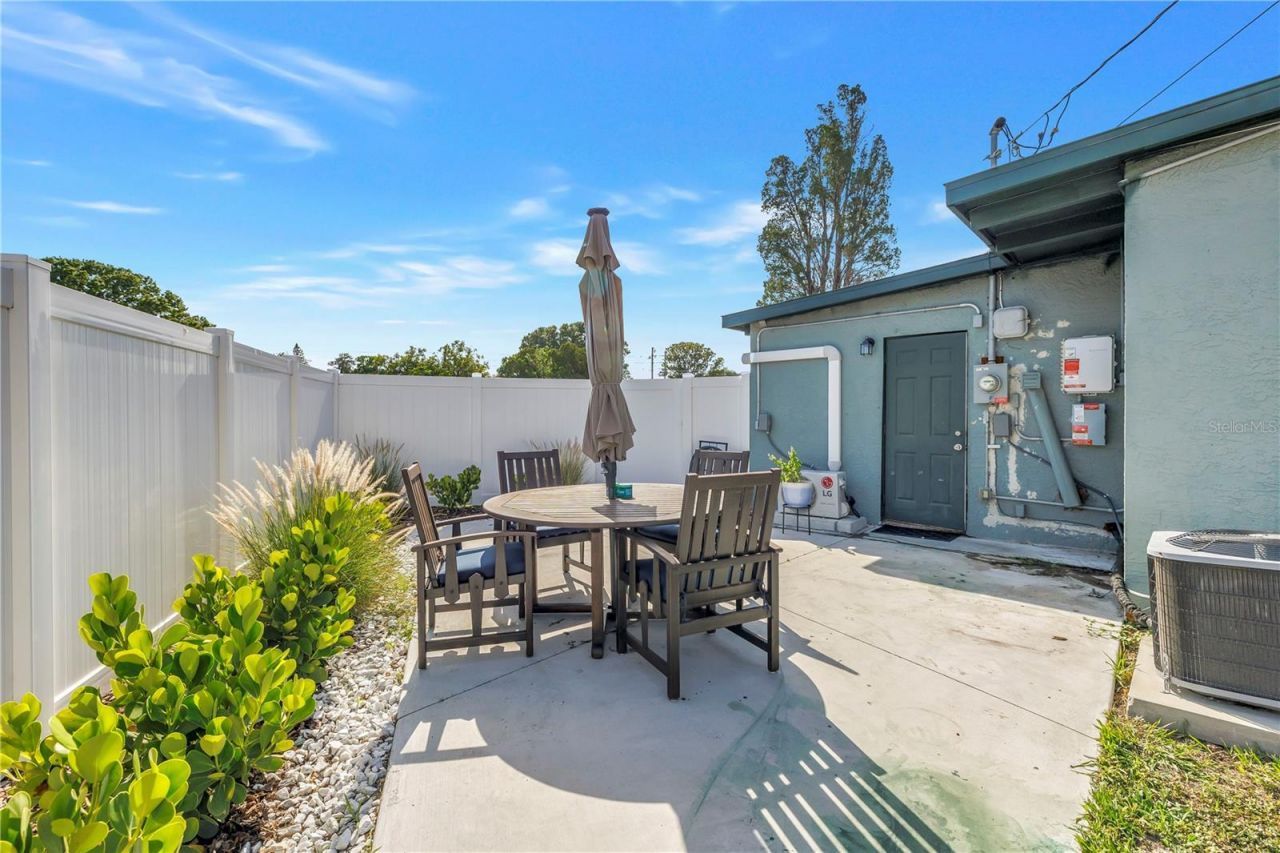 7599 Meadowlawn Drive N, Saint Petersburg, FL 33702 Photo