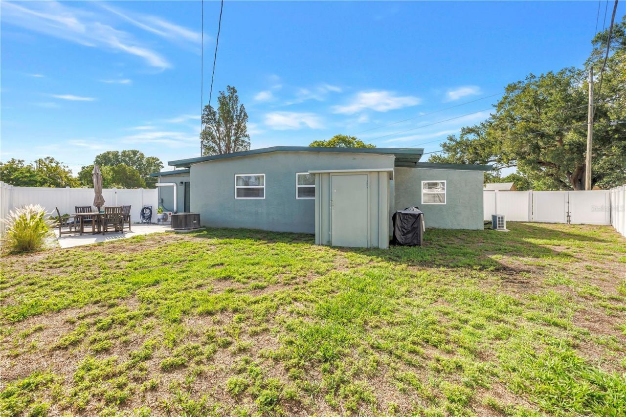 7599 Meadowlawn Drive N, Saint Petersburg, FL 33702 Photo