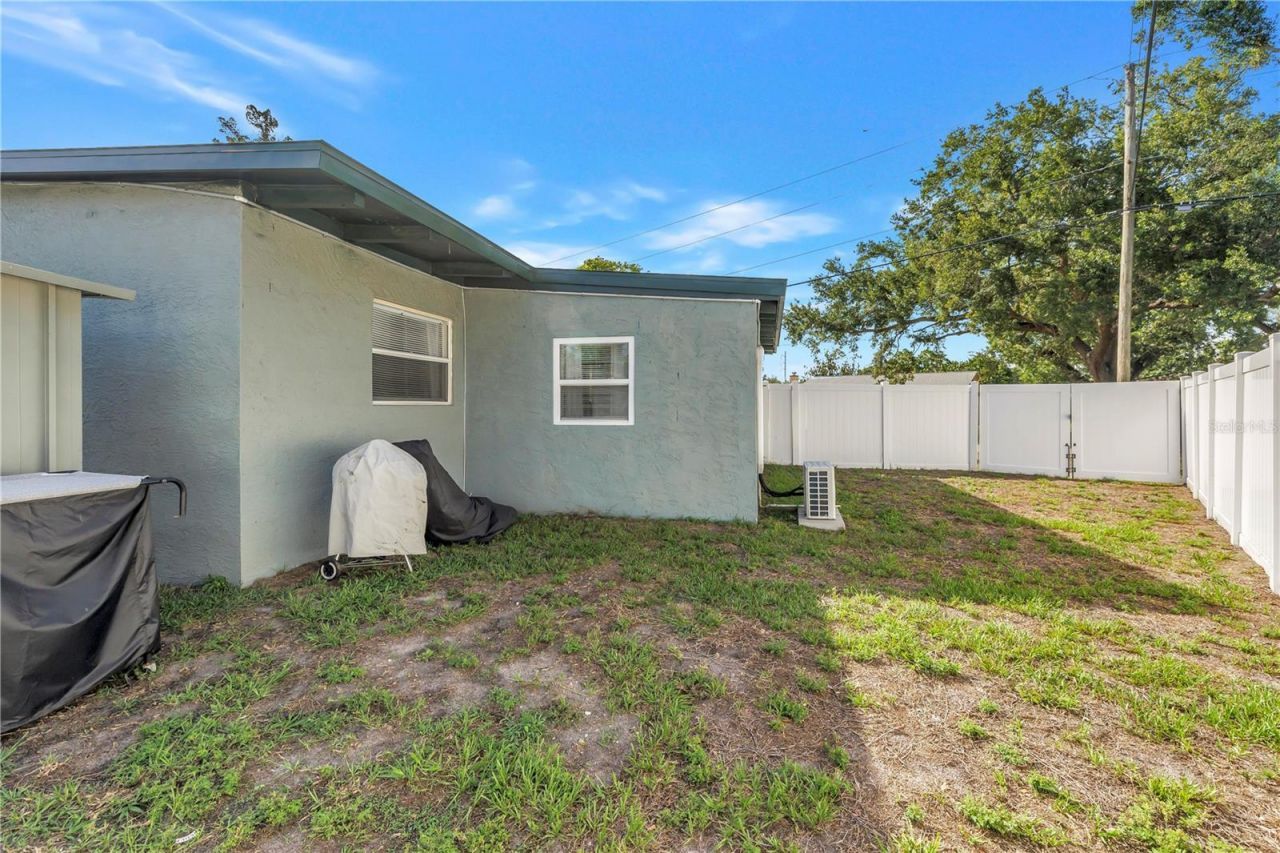 7599 Meadowlawn Drive N, Saint Petersburg, FL 33702 Photo