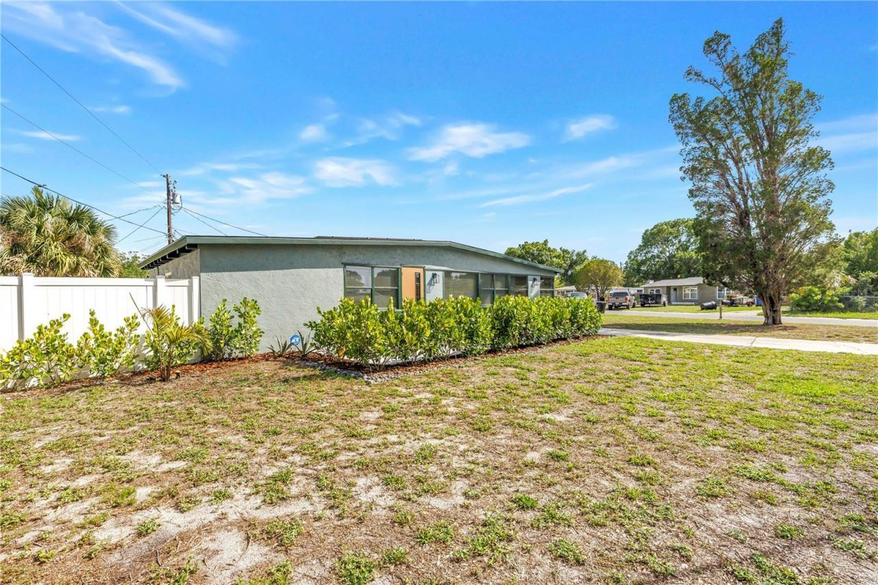 7599 Meadowlawn Drive N, Saint Petersburg, FL 33702 Photo