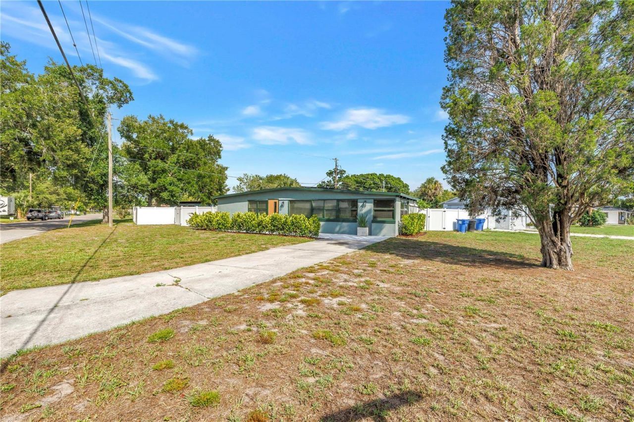 7599 Meadowlawn Drive N, Saint Petersburg, FL 33702 Photo