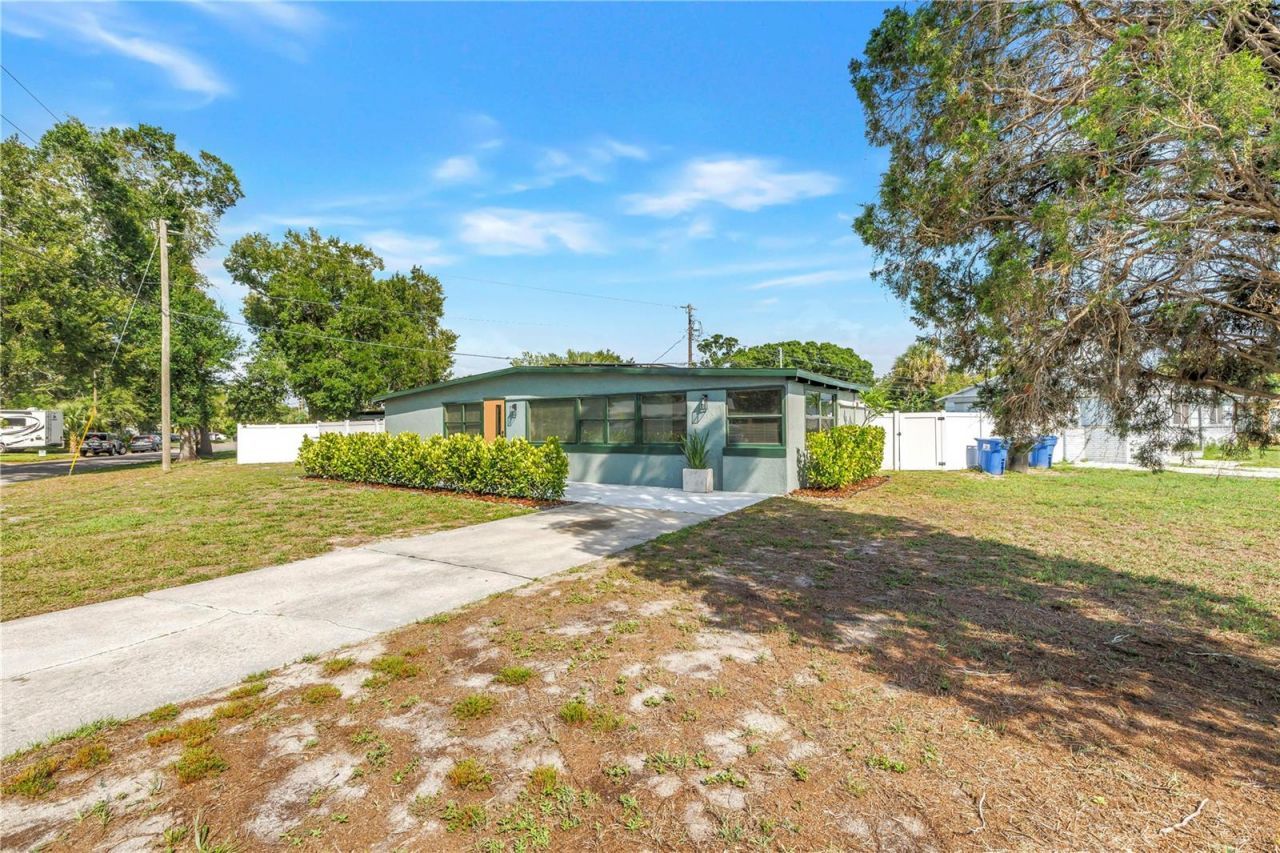 7599 Meadowlawn Drive N, Saint Petersburg, FL 33702 Photo