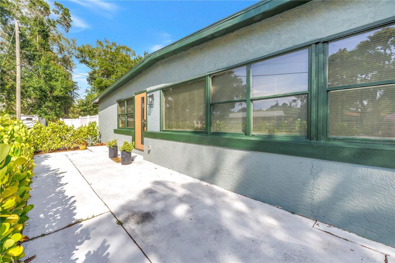 7599 Meadowlawn Drive N, Saint Petersburg, FL 33702 Photo