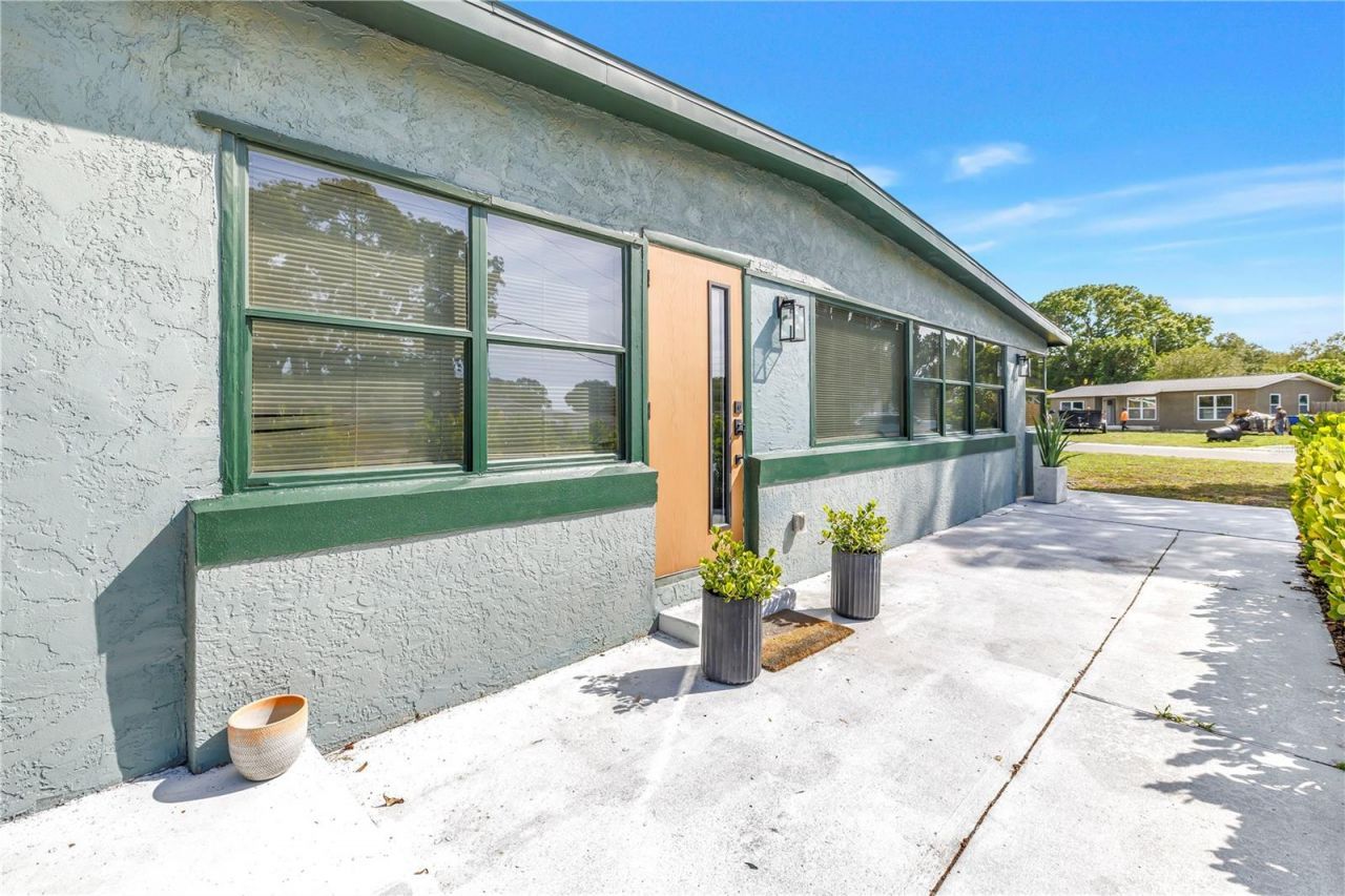 7599 Meadowlawn Drive N, Saint Petersburg, FL 33702 Photo