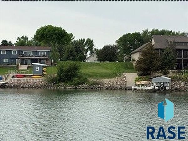 6554 Killarney Park Dr, Wentworth, SD 57075
