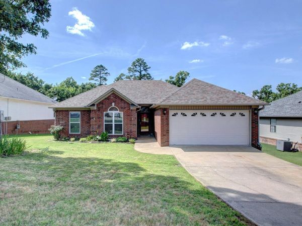 21 West Point Drive, Maumelle, AR 72113