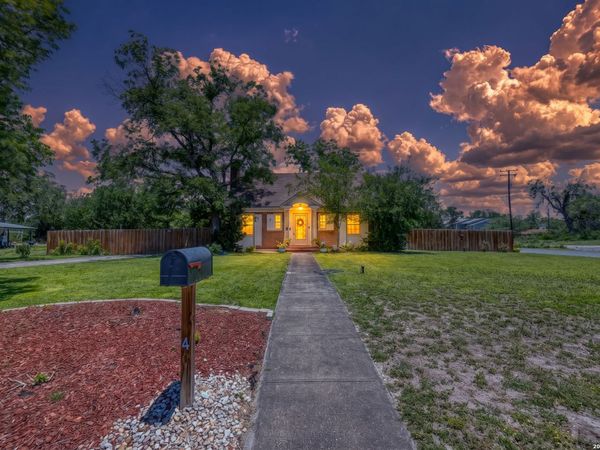 440 S GETTY, Uvalde, TX 78801