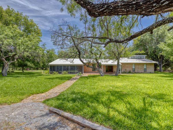 27 E TANGLEWOOD DR, Uvalde, TX 78801