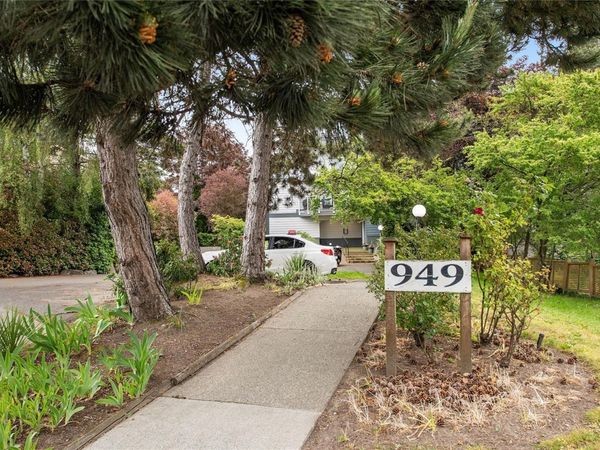 949 Cloverdale Ave, Unit #208, Saanich, BC V8X 2T4