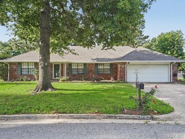 705 Magnolia Court, Broken Arrow, OK 74011