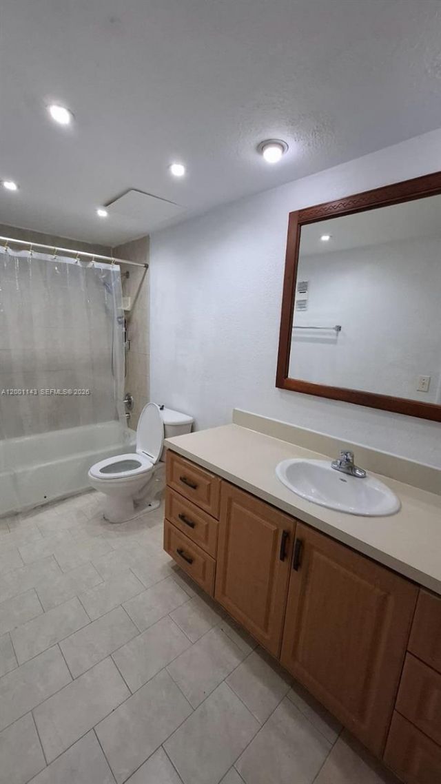 6950 Miami Gardens Dr , Unit 2-201, Hialeah, FL 33015 Photo