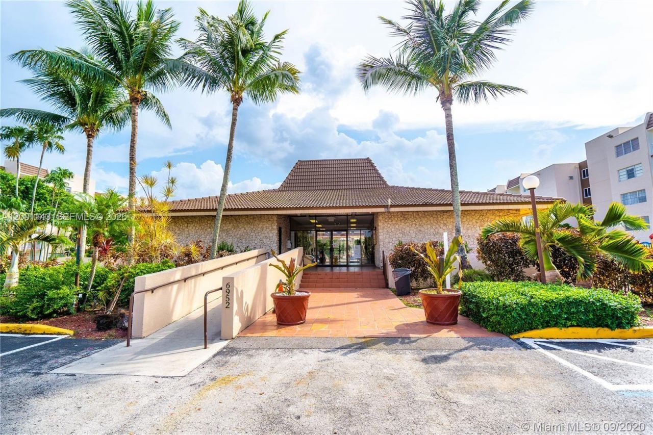 6950 Miami Gardens Dr , Unit 2-201, Hialeah, FL 33015 Photo