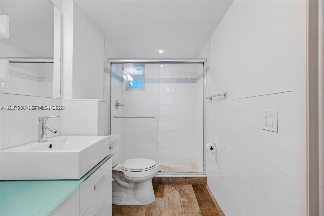 1674 Bay Rd, Unit 302, Miami Beach, FL 33139 Photo