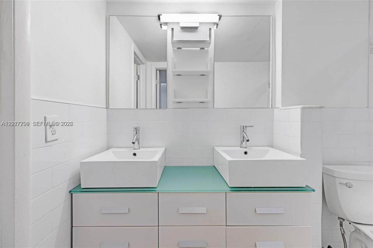 1674 Bay Rd, Unit 302, Miami Beach, FL 33139 Photo