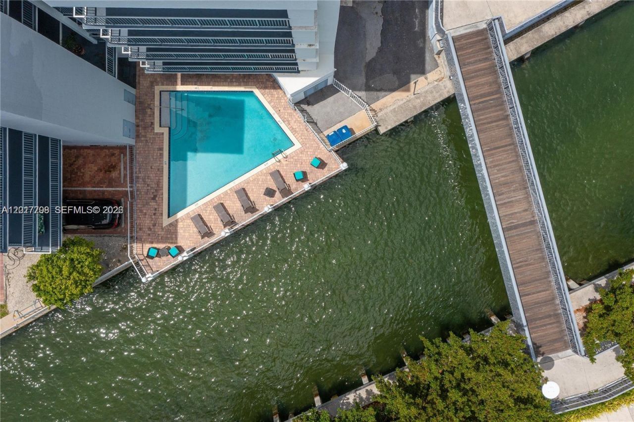 1674 Bay Rd, Unit 302, Miami Beach, FL 33139 Photo