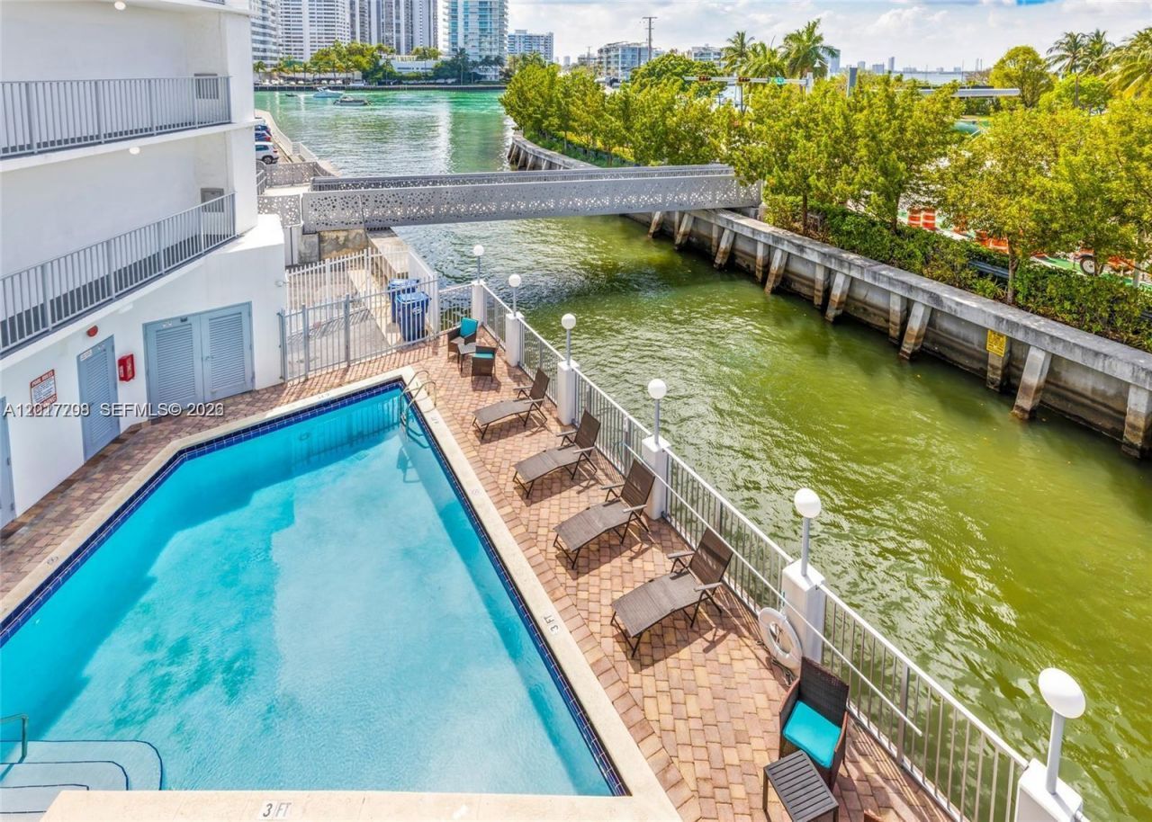 1674 Bay Rd, Unit 302, Miami Beach, FL 33139 Photo