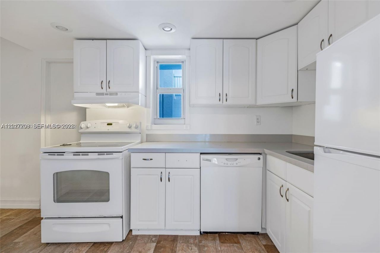 1674 Bay Rd, Unit 302, Miami Beach, FL 33139 Photo