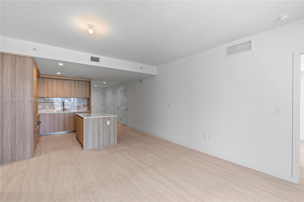 77 SE 5 , Unit 3702, Miami, FL 33131 Photo