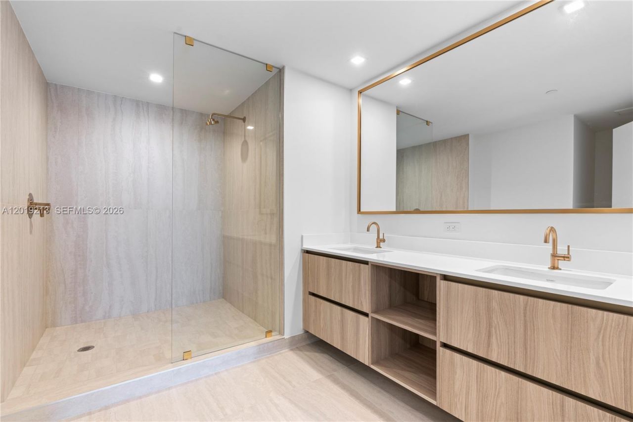 77 SE 5 , Unit 3702, Miami, FL 33131 Photo