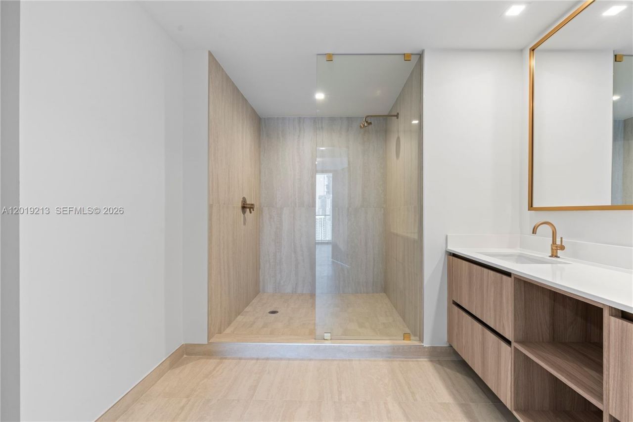 77 SE 5 , Unit 3702, Miami, FL 33131 Photo