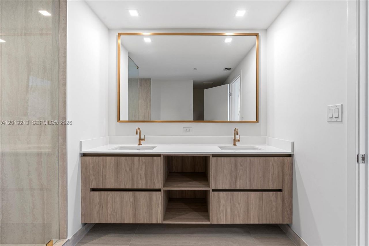 77 SE 5 , Unit 3702, Miami, FL 33131 Photo