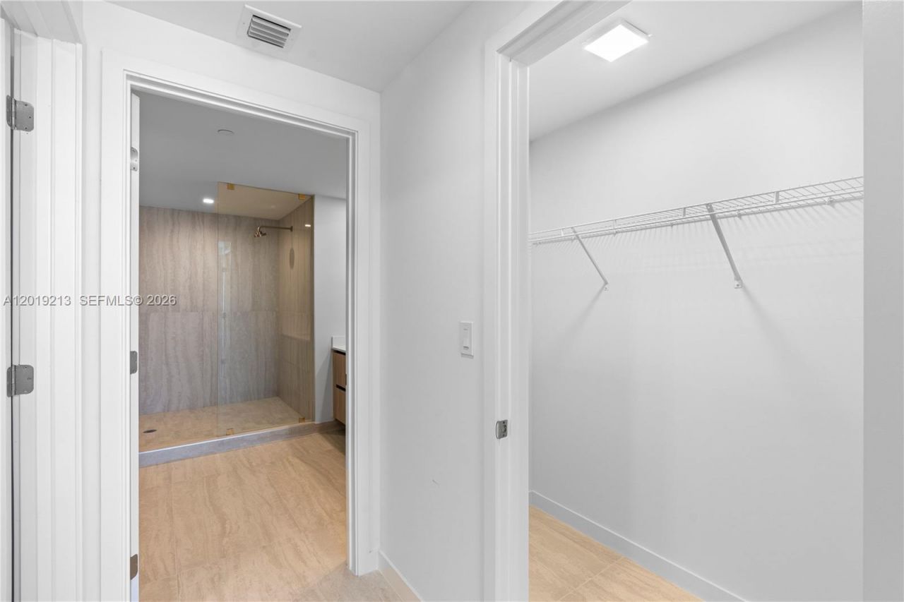 77 SE 5 , Unit 3702, Miami, FL 33131 Photo