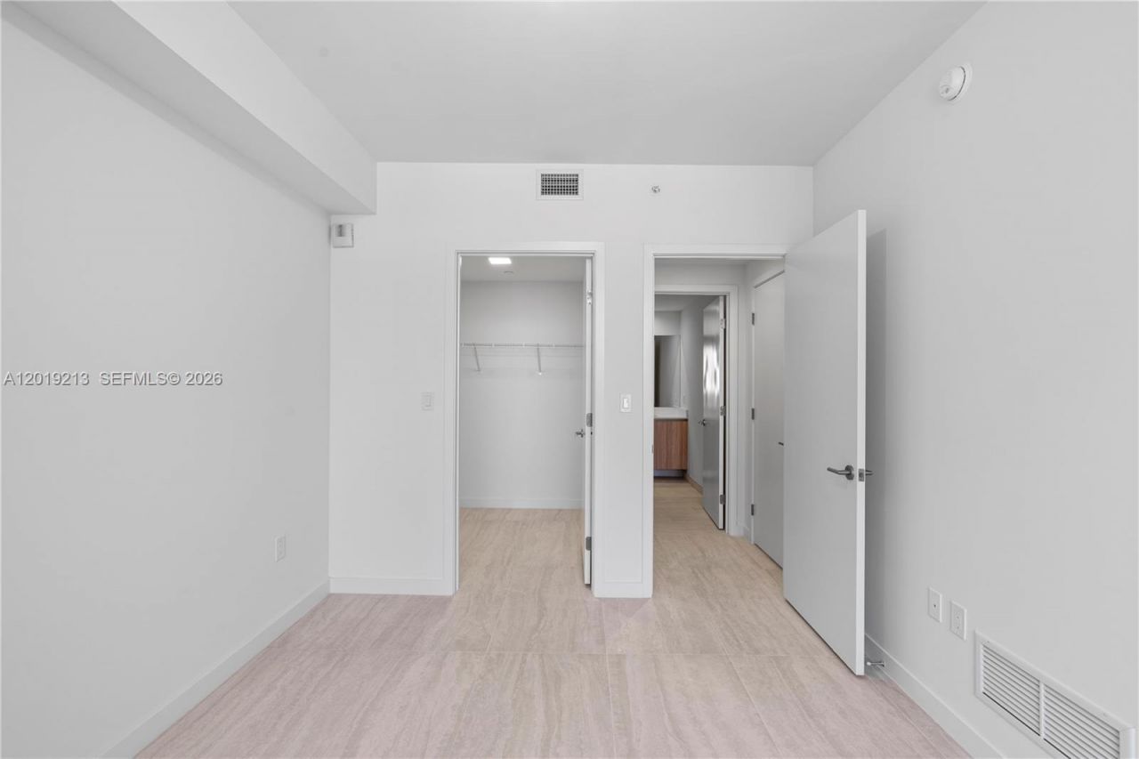 77 SE 5 , Unit 3702, Miami, FL 33131 Photo