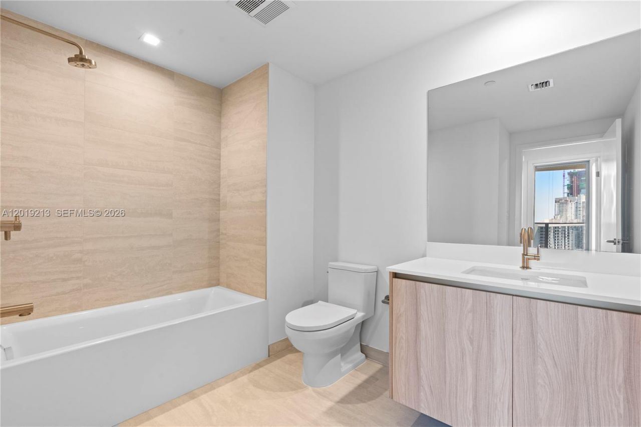 77 SE 5 , Unit 3702, Miami, FL 33131 Photo