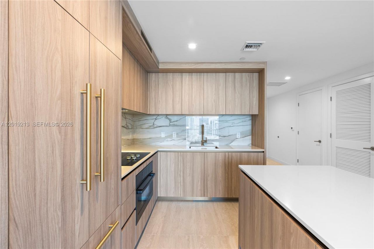 77 SE 5 , Unit 3702, Miami, FL 33131 Photo