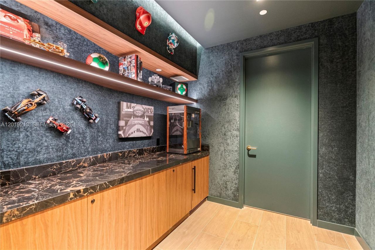 77 SE 5 , Unit 3702, Miami, FL 33131 Photo