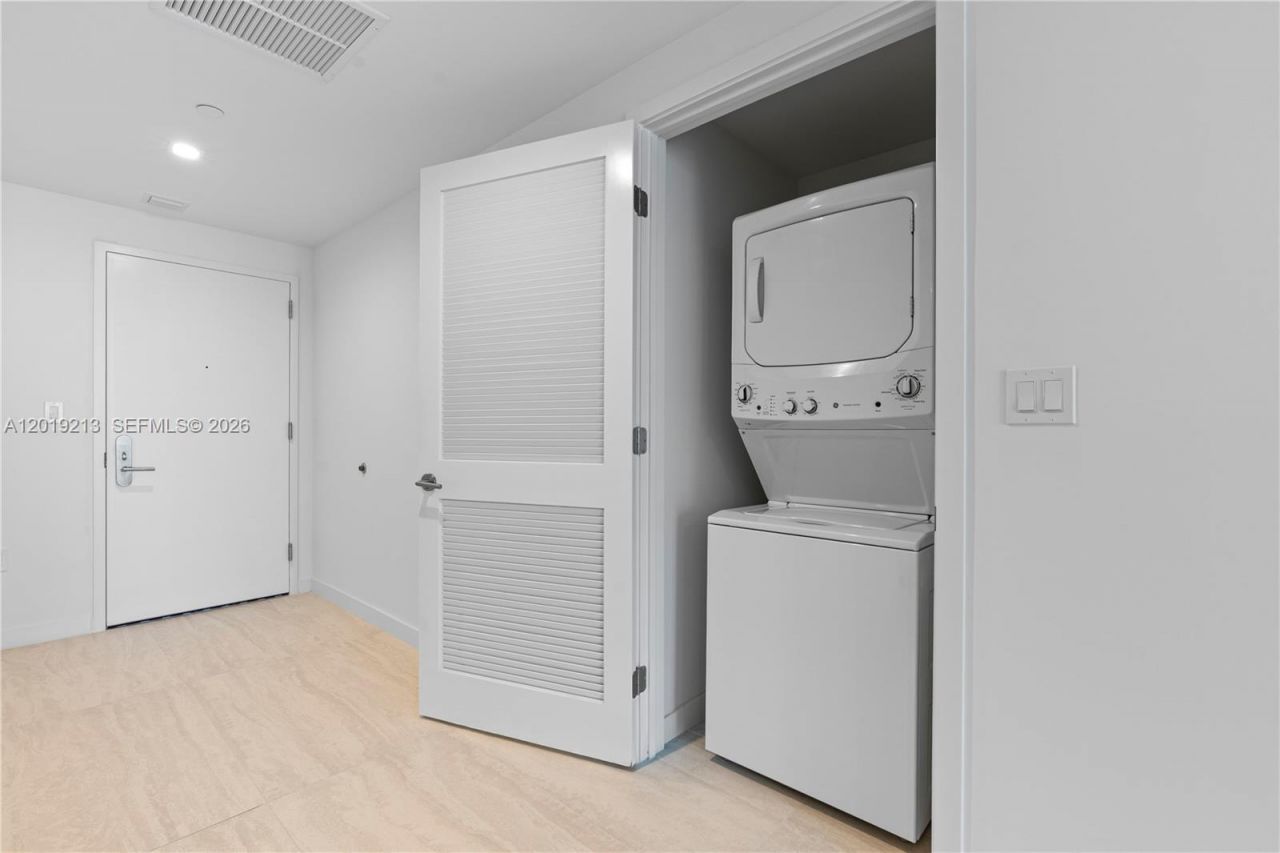 77 SE 5 , Unit 3702, Miami, FL 33131 Photo