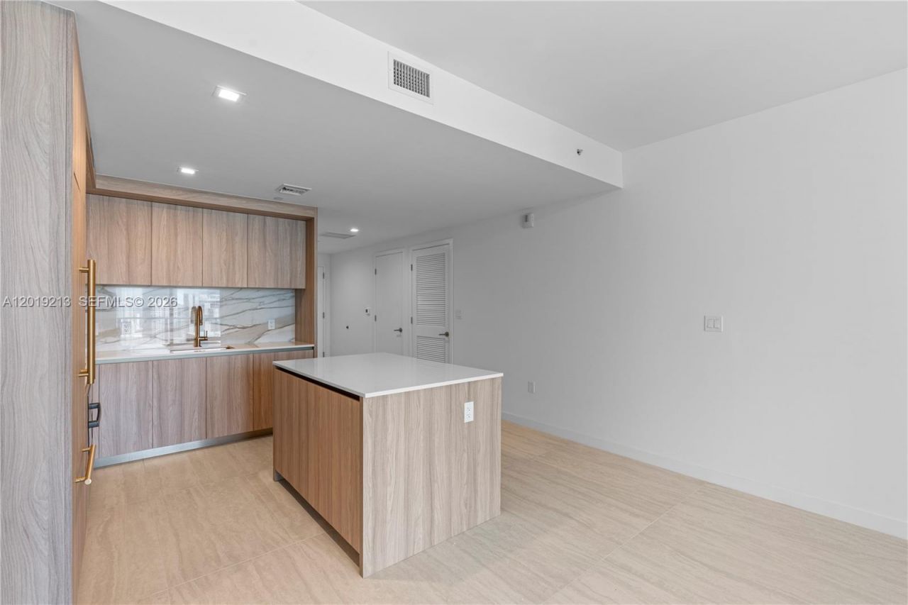 77 SE 5 , Unit 3702, Miami, FL 33131 Photo