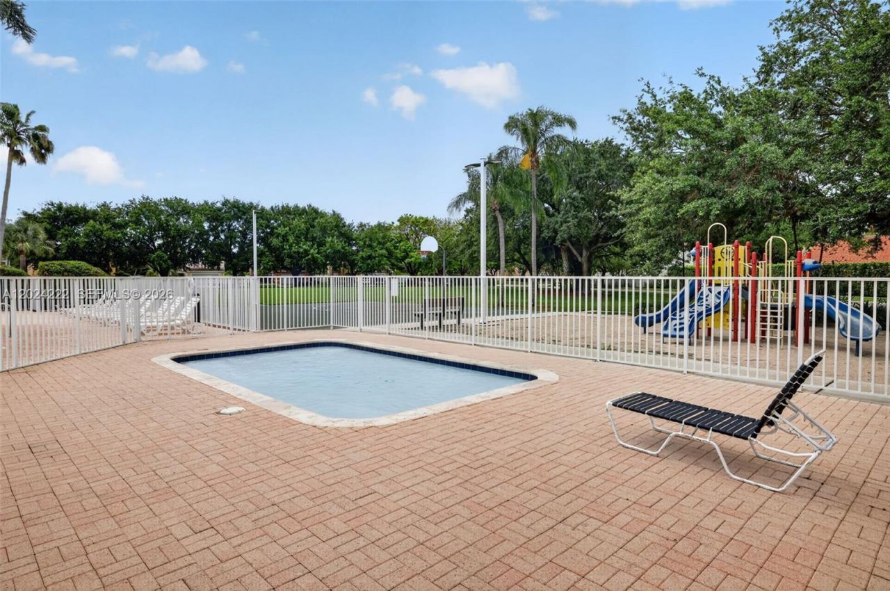 317 SW 185th Ter, Pembroke Pines, FL 33029 Photo