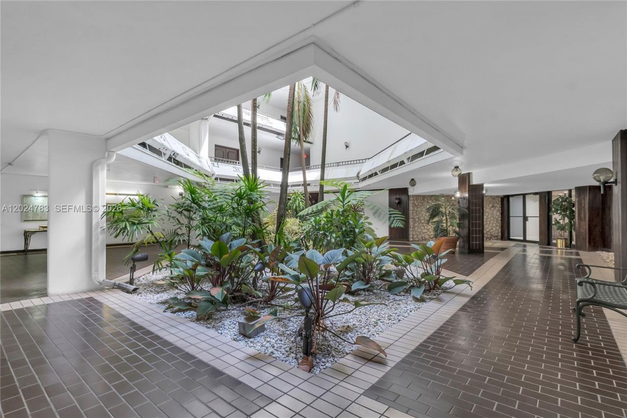 13951 Kendale Lakes Cir , Unit 208A, Miami, FL 33183 Photo