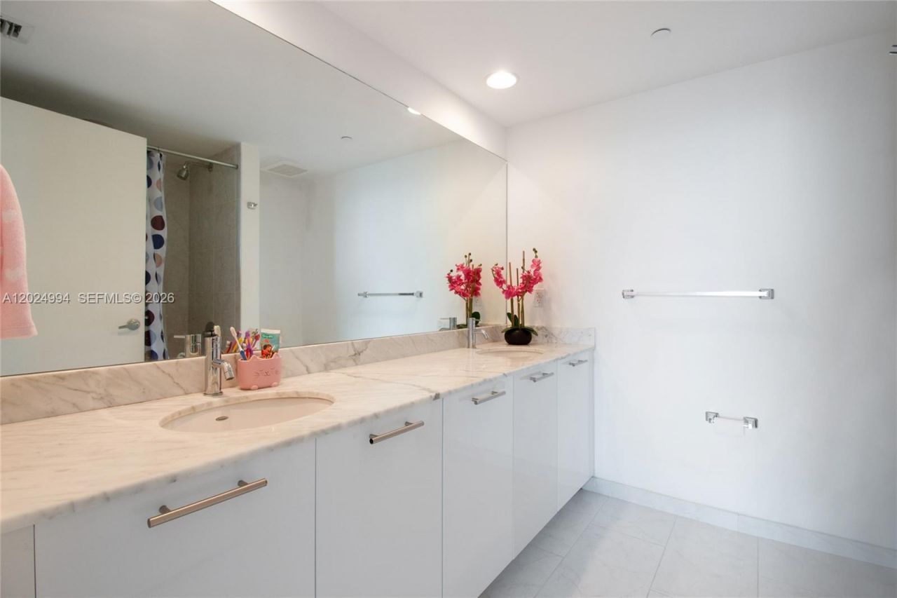 950 Brickell Bay Dr , Unit 1911, Miami, FL 33131 Photo