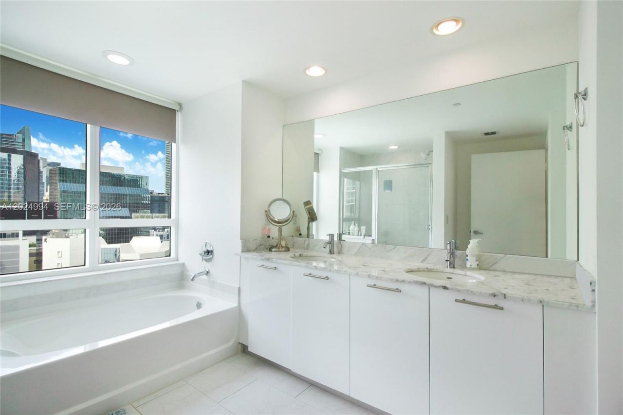950 Brickell Bay Dr , Unit 1911, Miami, FL 33131 Photo