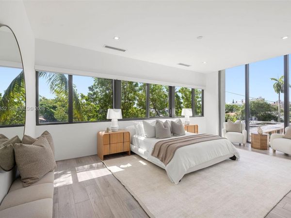 1525 Bay Rd, Miami Beach, FL 33139