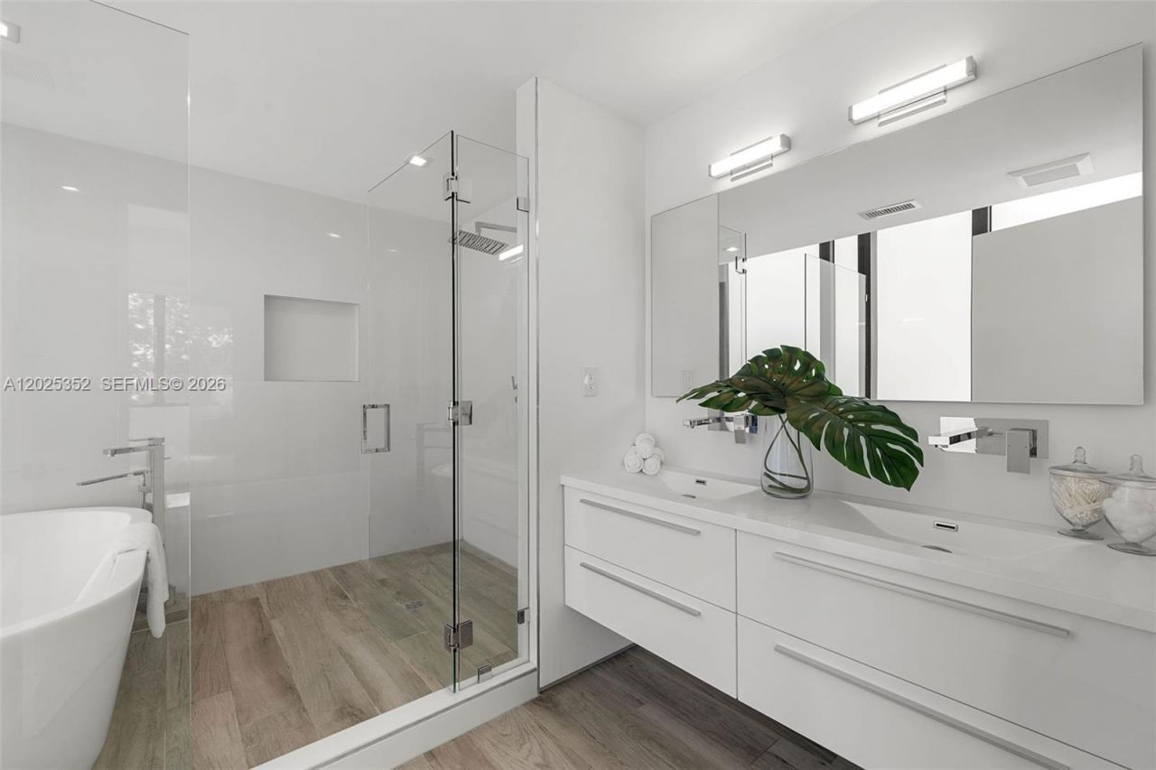 1525 Bay Rd , Miami Beach, FL 33139 Photo