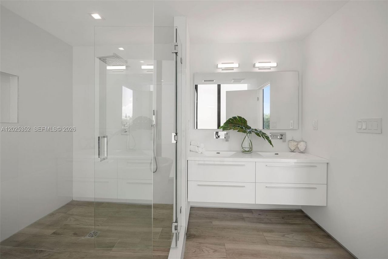 1525 Bay Rd , Miami Beach, FL 33139 Photo