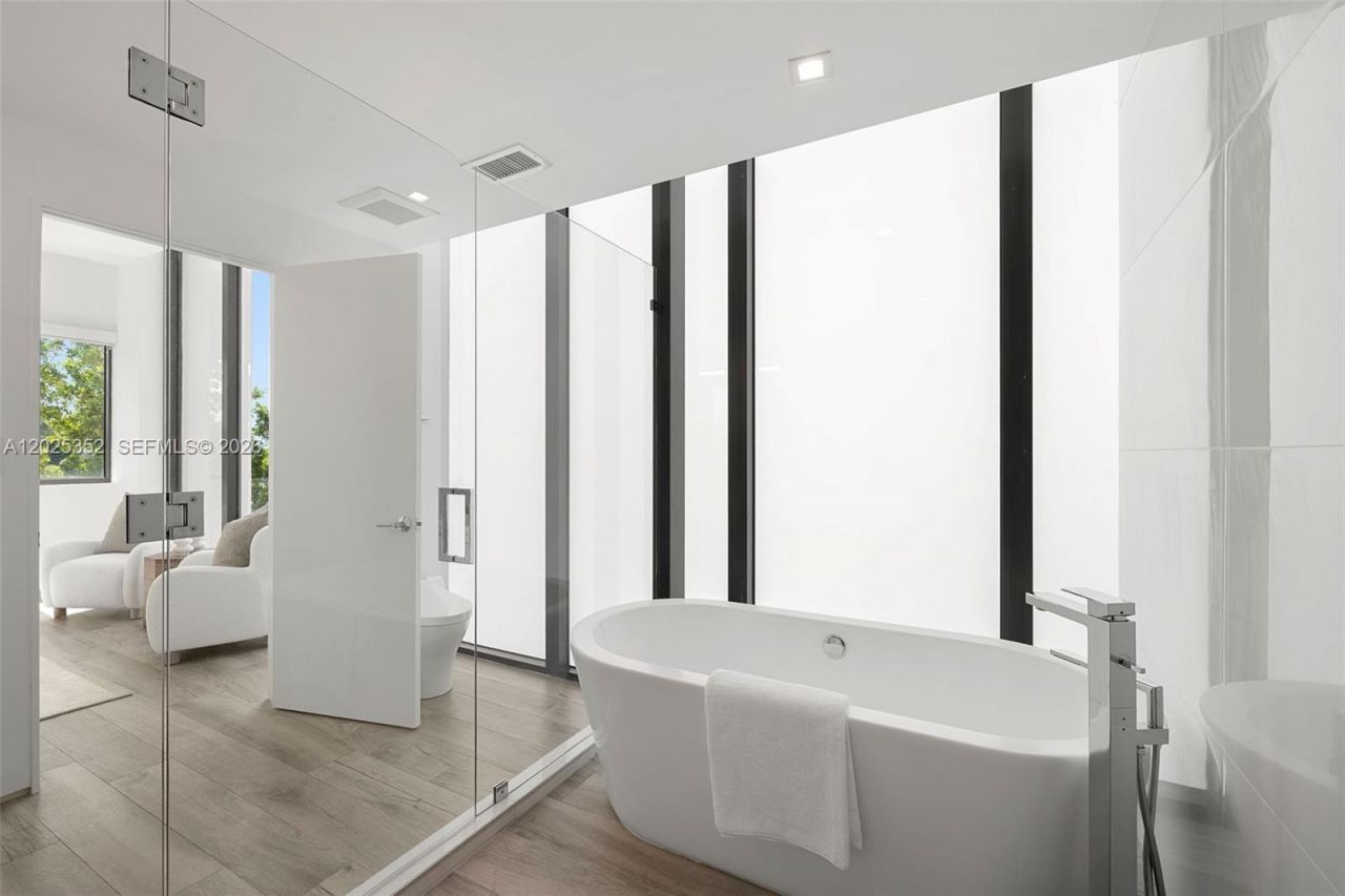 1525 Bay Rd , Miami Beach, FL 33139 Photo