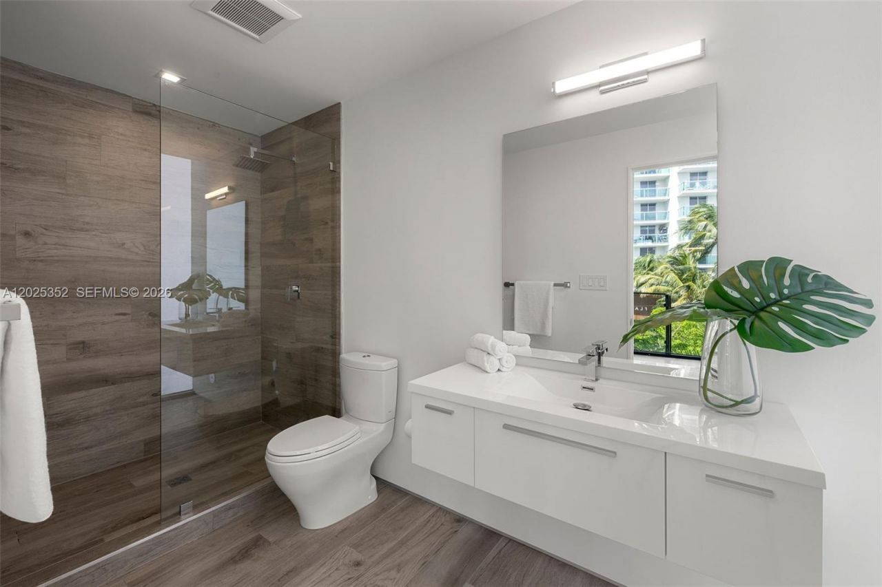 1525 Bay Rd , Miami Beach, FL 33139 Photo
