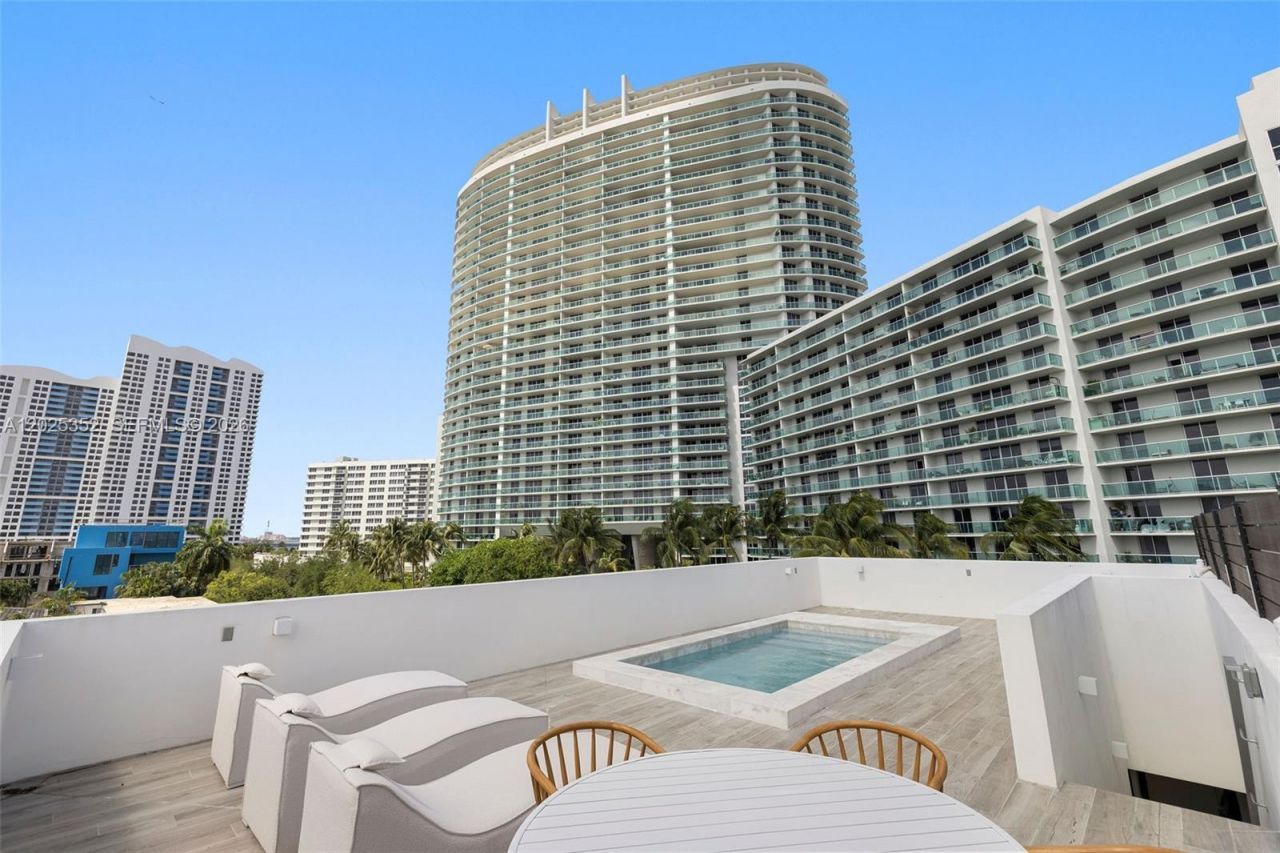 1525 Bay Rd , Miami Beach, FL 33139 Photo